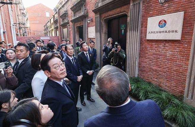 지난 1월 7일 중국을 국빈 방문 중인 이재명 대통령과 김혜경 여사가 상하이 임시정부청사 기념관을 살펴보고 있다.뉴시스