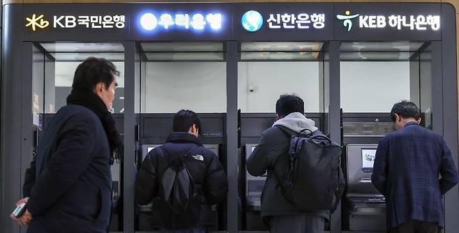 사진은 이날 서울 시내에 설치된 시중은행 ATM 기기 모습. 뉴스1