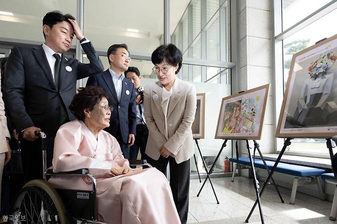 14일 서울 용산구 백범김구기념관에서 열린 일본군 '위안부' 피해자 기림의 날 기념식에서 이용수(가운데) 할머니, 원민경(오른쪽) 성평등가족부 장관, 강훈식 대통령 비서실장이 위안부 피해자 관련 청소년 작품공모전 수상작을 관람하고 있다. 강예진 기자