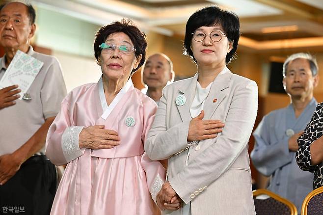 14일 서울 용산구 백범김구기념관에서 열린 일본군 '위안부' 피해자 기림의 날 기념식에서 이용수(왼쪽) 할머니, 원민경 성평등가족부 장관이 국민의례를 하고 있다. 강예진 기자
