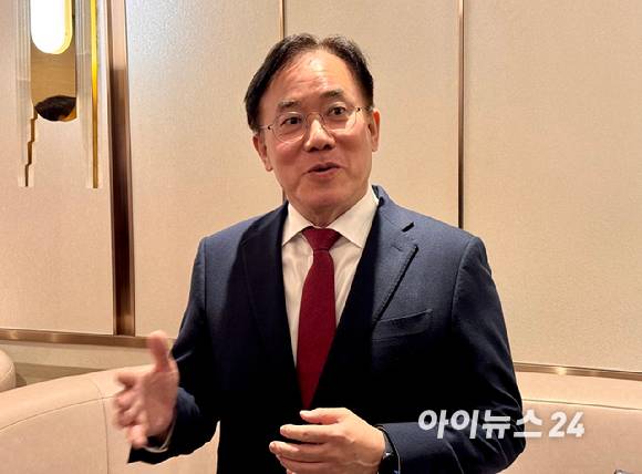 정철동 LG디스플레이 사장이 서울 송파구 롯데호텔월드에서 열린 디스플레이 총회 참석 전 기자들과 만나 시황에 대해 언급하는 모습. [사진=공동취재단]