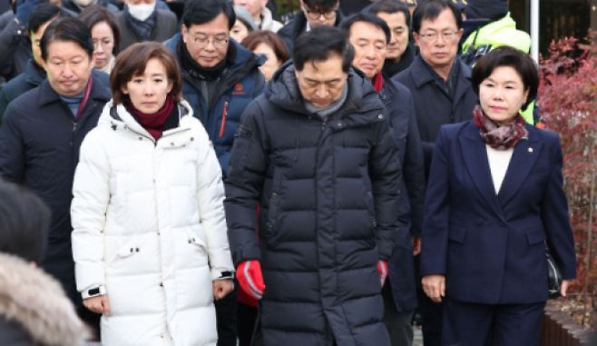 ▲ 지난해 1월 김기현·나경원 국민의힘 의원 등이 서울 용산구 윤석열 전 대통령 관저 앞으로 이동하고 있다.[연합뉴스]