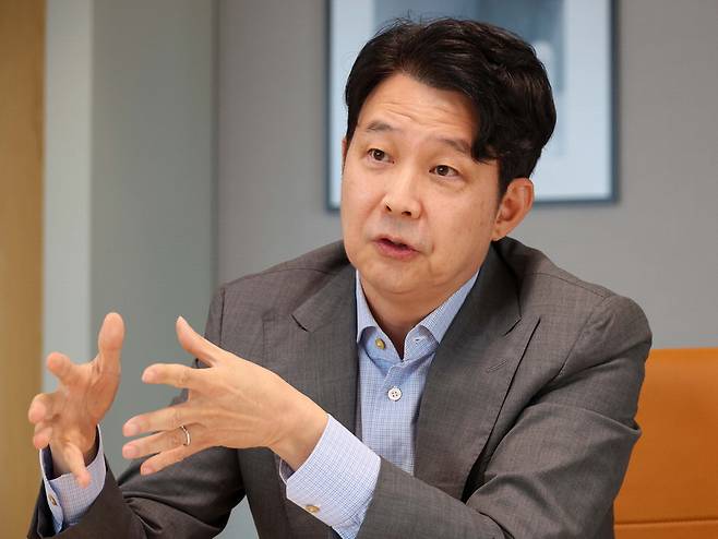 황형준 보스턴컨설팅그룹코리아 대표가 매일경제와 인터뷰하며 국내 기업의 AI 전환 전략을 설명하고 있다.  한주형 기자