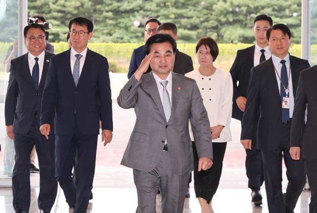 국방부‘제자리’로  : 안규백(가운데) 국방부 장관이 14일 오전 서울 용산구 국방부 새 청사에 처음으로 출근하며 거수경례를 하고 있다. 이 건물은 당초 국방부 청사로 쓰였으나, 윤석열 정부에서 대통령실로 바뀌었다가 이재명 정부 출범 후 리모델링을 거쳐 다시 국방부 청사로 돌아갔다.   뉴시스