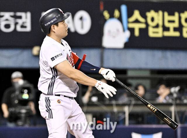 13일 오후 서울 잠실야구장에서 진행된 '2026 프로야구 KBO리그' 두산베어스와 한화이글스의 경기. 두산 양의지가 4회말 1사 1,2루서 3점 홈런을 터뜨리고 있다./송일섭 기자