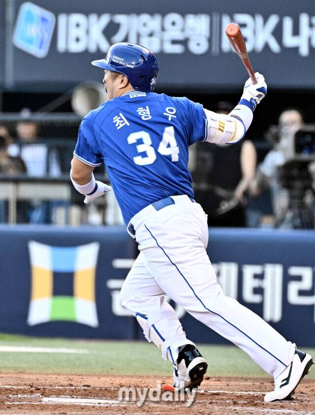 24일 오후 서울 잠실야구장에서 진행된 '2026 프로야구 KBO리그' 두산베어스와 삼성라이온즈의 경기. 삼성 최형우가 3회초 1사 만루서 2타점 적시타를 터뜨리고 있다./마이데일리