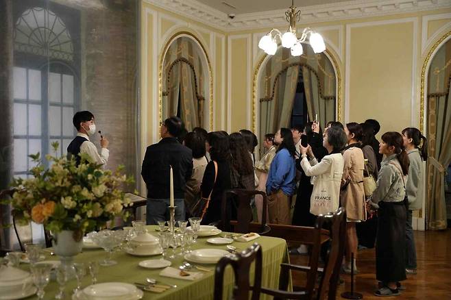 ‘덕수궁 밤의 석조전 행사’에서 석조전 내부를 관람하는 방문객들 [국가유산청 제공]