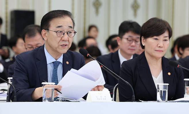 김윤덕 국토교통부 장관(왼쪽)이 청와대 영빈관에서 열린 이재명 대통령 주재 부처 업무보고에서 보고하고 있다. 연합뉴스