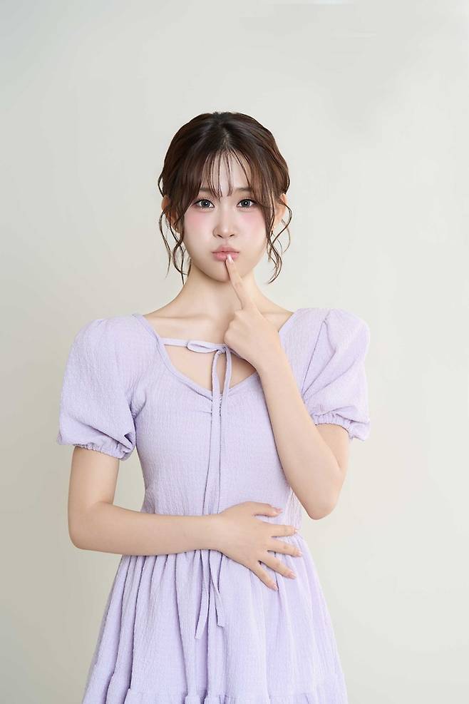 가수 김다현이 14일 저녁 6시 정규 4집 '이모티콘'을 발매한다. 현컴퍼니 제공