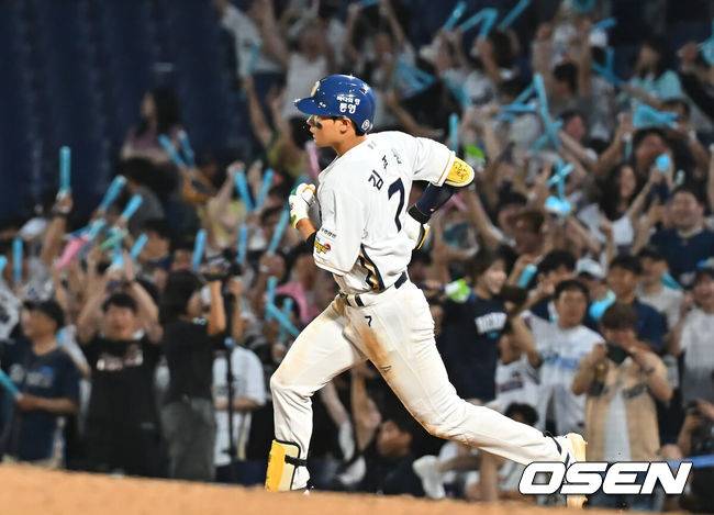 [OSEN=창원, 이석우 기자] 13일 창원NC파크에서 2026 신한 SOL KBO 리그 NC 다이노스와 KT 위즈의 경기가 열렸다. 홈팀 NC는 테일러가, 방문팀 KT는 대니엘이 선발 출전했다. NC 다이노스 김주원이 8회말 우월 역전 솔로 홈런을 치고 그라운드를 돌고 있다. 2026.08.13 / foto0307@osen.co.kr
