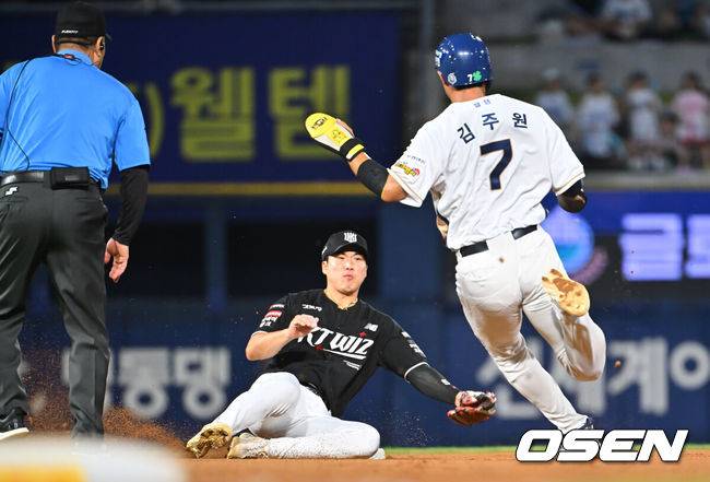 [OSEN=창원, 이석우 기자] 12일 창원NC파크에서 2026 신한 SOL KBO 리그 NC 다이노스와 KT 위즈의 경기가 열렸다. 홈팀 NC는 구창모가, 방문팀 KT는 소형준이 선발 출전했다. NC 다이노스 김주원이 6회말 무사 1루 최정원의 삼진 아웃때 2루 도루를 성공하고 있다. 2026.08.12 / foto0307@osen.co.kr