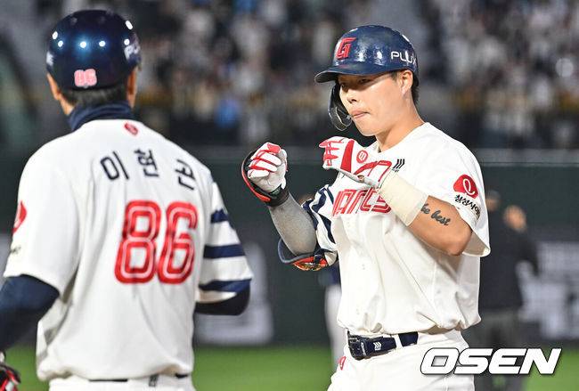 [OSEN=부산, 이석우 기자] 14일 부산 사직야구장에서 2026 신한 SOL KBO 리그 롯데 자이언츠와 NC 다이노스의 경기가 열렸다. 홈팀 롯데는 나균안이, 방문팀 NC는 토다가 선발 출전했다.롯데 자이언츠 고승민이 9회말 2사 1,3루 중견수 앞 1타점 안타를 치고 세리머니를 하고 있다. 2026.05.14 / foto0307@osen.co.kr