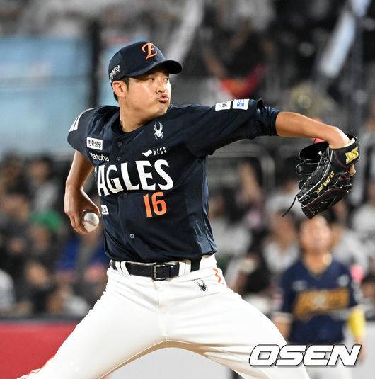 [OSEN=수원, 이대선 기자] 31일 수원 KT위즈파크에서 2026 신한 SOL KBO리그 KT 위즈와 한화 이글스의 경기가 열렸다.이날 KT는 소형준, 한화는 류현진을 선발로 내세웠다.6회말 1사 1루에서 한화 이형범이 역투하고 있다. 2026.07.31 /sunday@osen.co.kr