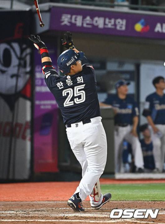 [OSEN=부산, 이석우 기자] 14일 부산 사직야구장에서 2026 신한 SOL KBO 리그 롯데 자이언츠와 NC 다이노스의 경기가 열렸다. 홈팀 롯데는 김진욱이, 방문팀 NC는 토다가 선발 출전했다.롯데 자이언츠 한동희가 8회말 2사 좌월 동점 솔로 홈런을 치고 있다. 2026.08.14 / foto0307@osen.co.kr