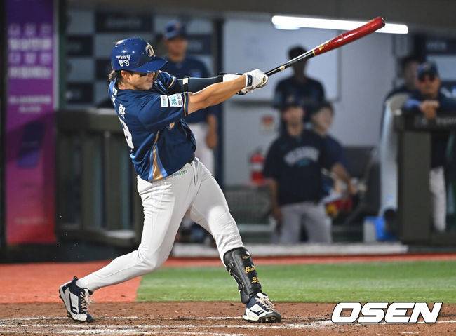 [OSEN=부산, 이석우 기자] 14일 부산 사직야구장에서 2026 신한 SOL KBO 리그 롯데 자이언츠와 NC 다이노스의 경기가 열렸다. 홈팀 롯데는 김진욱이, 방문팀 NC는 토다가 선발 출전했다.NC 다이노스 천재환이 4회말 2사 1루 좌월 2점 홈런을 치고 있다. 2026.08.14 / foto0307@osen.co.kr