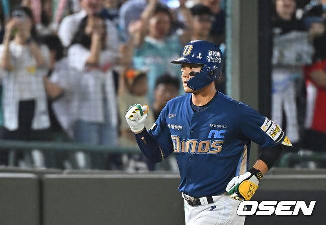 [OSEN=부산, 이석우 기자] 14일 부산 사직야구장에서 2026 신한 SOL KBO 리그 롯데 자이언츠와 NC 다이노스의 경기가 열렸다. 홈팀 롯데는 김진욱이, 방문팀 NC는 토다가 선발 출전했다.NC 다이노스 김주원이 4회말 2사 좌월 솔로 홈런을 치고 그라운드를 돌고 있다. 2026.08.14 / foto0307@osen.co.kr
