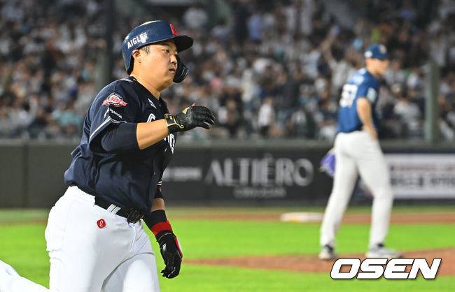 [OSEN=부산, 이석우 기자] 14일 부산 사직야구장에서 2026 신한 SOL KBO 리그 롯데 자이언츠와 NC 다이노스의 경기가 열렸다. 홈팀 롯데는 김진욱이, 방문팀 NC는 토다가 선발 출전했다.롯데 자이언츠 한동희가 8회말 2사 좌월 동점 솔로 홈런을 치고 하이파이브를 하고 있다. 2026.08.14 / foto0307@osen.co.kr