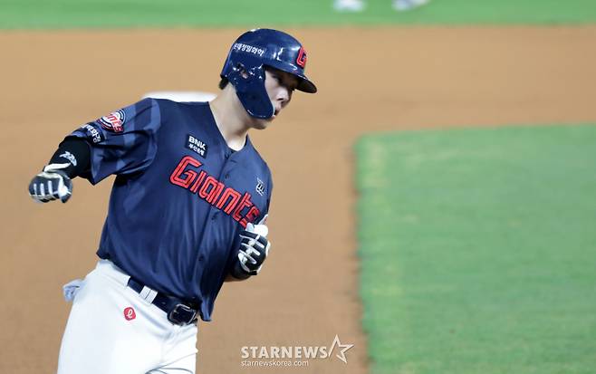 롯데 5번타자 고승민이 13일 랜더스필드에서 열린 2026KBO리그 SSG랜더스와 롯데자이언츠 경기 4회초 선두타자로 나와 타케다를 상대로  솔로홈런을 터트린 후 홈인하고 있다.  2026.08.13.  롯데 5번타자 고승민이 13일 랜더스필드에서 열린 2026KBO리그 SSG랜더스와 롯데자이언츠 경기 4회초 선두타자로 나와 타케다를 상대로  솔로홈런을 터트린 후 홈인하고 있다.  2026.08.13. /사진=강영조 선임기자