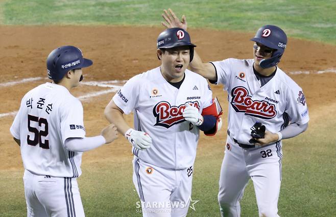 2026 신한 SOL KBO리그 두산 베어스 대 한화 이글스 경기가 13일 서울 잠실야구장에서 열렸다.  두산 양의지가 4회말 1사 1,2루에서 한화 선발 류현진을 상대로 3점 홈런을 날리고 홈인하고 있다. /사진=김진경 kim.jinkyung@