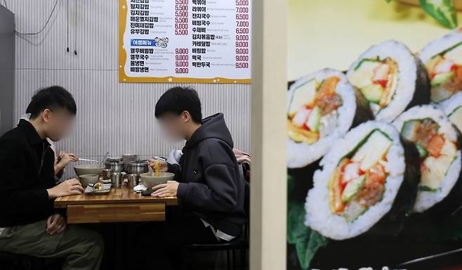 취업난이 장기화하면서 미취업 청년을 위한 복지 정책을 마련할 필요성이 커지고 있다.[사진｜뉴시스]