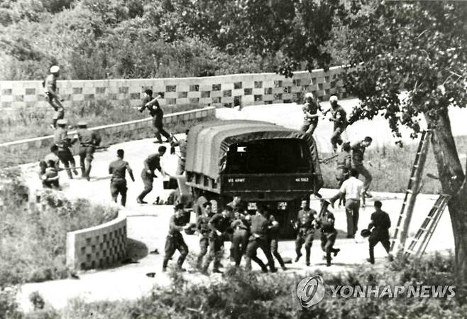 1976년 판문점 도끼만행 사건 1976년 8월 18일 판문점 공동경비구역 안에서 미루나무 가지치기 작업 중 발생한 일명 '도끼만행사건' 모습. [연합뉴스 자료사진]