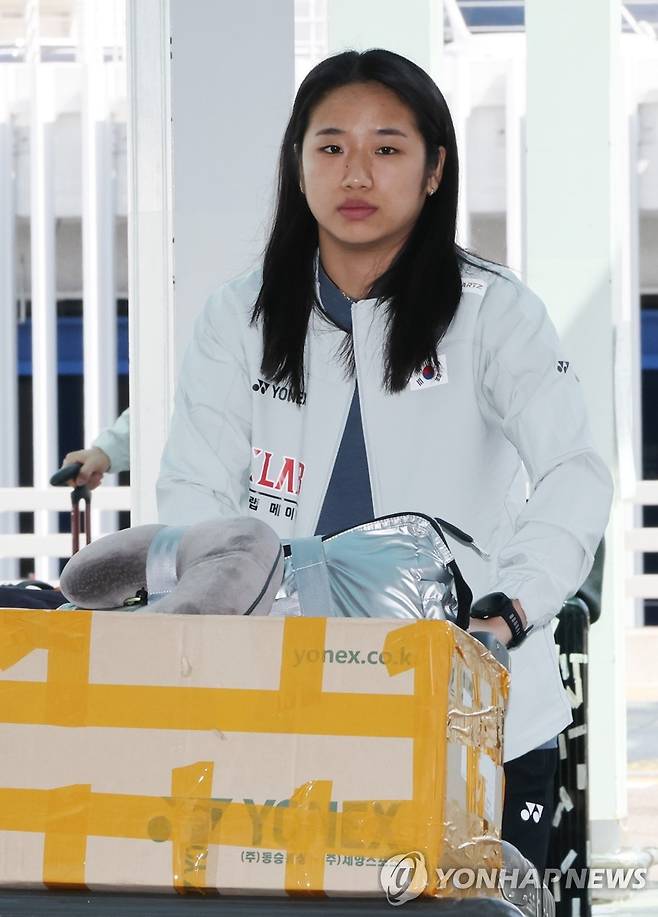 출국하는 안세영 (영종도=연합뉴스) 이진욱 기자 = 한국 배드민턴의 간판이자 '세계 최강' 안세영이 14일 세계선수권대회 출전을 위해 인천국제공항 제2여객터미널로 출국하고 있다. 2026.8.14 cityboy@yna.co.kr