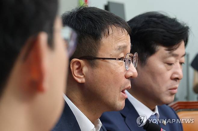 한병도 직무대행, 민주당 최고위원회의서 발언 (서울=연합뉴스) 이동해 기자 = 한병도 당 대표 직무대행 겸 원내대표가 14일 국회에서 열린 더불어민주당 최고위원회의에서 발언하고 있다. 2026.8.14 eastsea@yna.co.kr