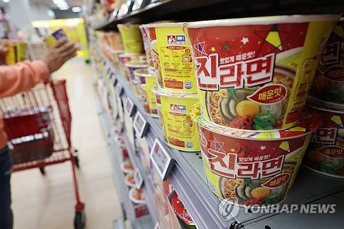 서울시내 한 대형마트에 진열된 오뚜기 컵라면 [연합뉴스 자료사진]