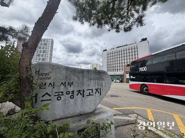14일 오전 6시51분께 수원 호매실동 서부버스공영차고지에 있던 2층 전기버스에서 화재가 발생했다. 2026.8.14 /이영지기자 bbangzi@kyeongin.com