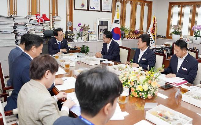 서산시는 14일 이른 아침 이완섭 서산시장과 관계자들은 박수현 충남도지사를 직접 만나 서산의 미래 발전을 위해 반드시 풀어야 할 핵심 현안을 설명하고 충남도의 적극적인 지원을 요청했다.(사진=서산시 제공)