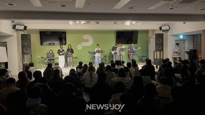 학생들이 예배를 인도하고 있다. 2026년 전국 스쿨처치 수련회. 사진 제공 나도움