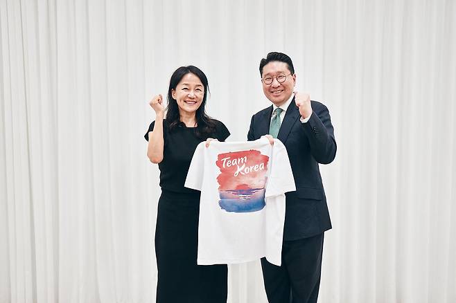 이재정 위원장에게 팀코리아 티셔츠를 전달하는 이상현 단장(㈜태인 제공)