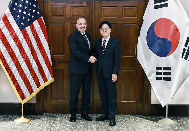김정관 산업통상부 장관이 8일(현지시간) 미국 워싱턴DC 상무부에서 하워드 러트닉 상무부 장관과 면담을 갖고 있다. 2026.5.10/산업통상부 제공