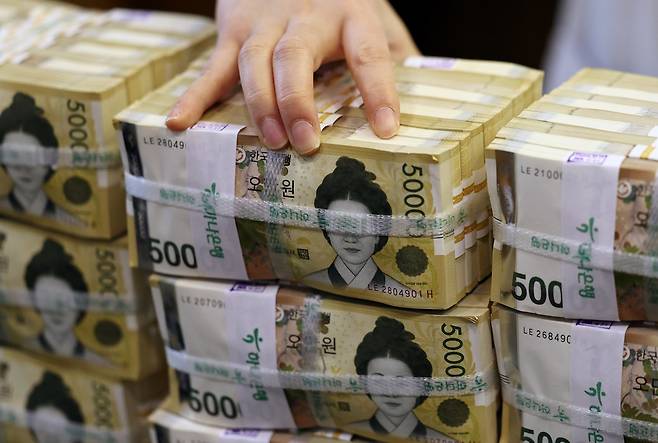 서울 중구 하나은행 위변조대응센터에서 관계자가 원화 5만원권 지폐를 정리하고 있다. 2026.2.24 뉴스1