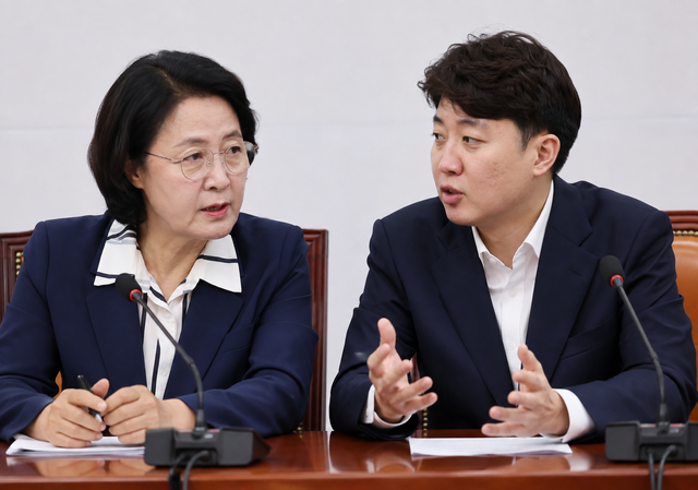 추미애 경기도지사(왼쪽)와 이준석 개혁신당 대표. 디지털타임스