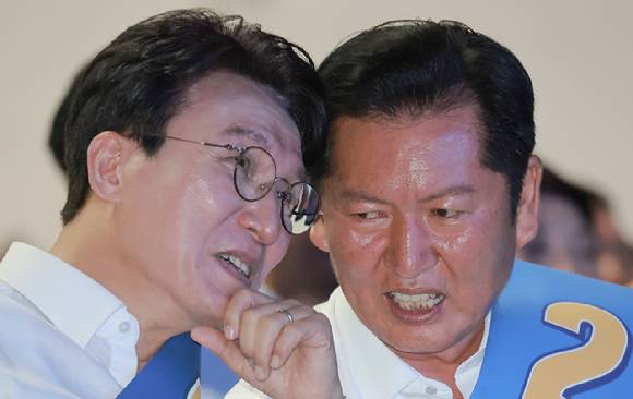 더불어민주당 김민석·정청래 당 대표 후보가 15일 전남광주 나주시 나주종합스포츠파크 다목적체육관에서 열린 민주당 대표·최고위원 전남광주 합동연설회에 참석해 대화하고 있다. 2026.8.15 [사진=연합뉴스]