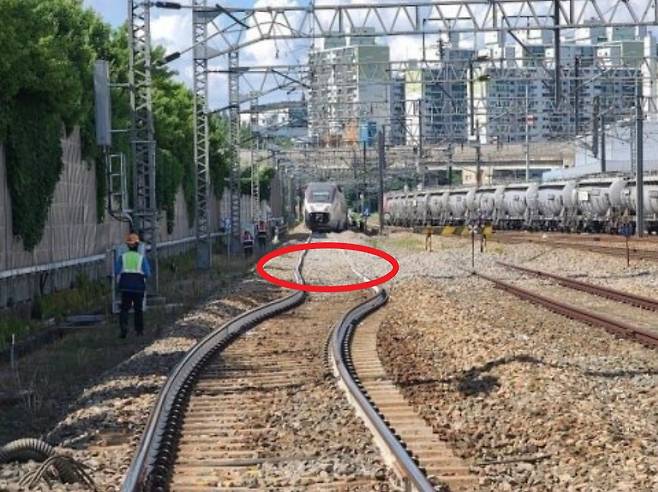 무더위에 선로가 휘는 '장출'(빨간 원) 현상. 사진 코레일