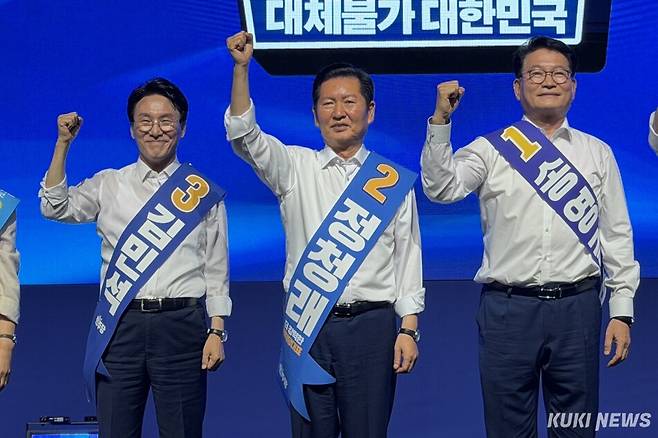 김민석(왼쪽부터)·정청래·송영길 더불어민주당 당대표 후보가 15일 전남광주 나주시 나주종합스포츠파크 다목적체육관에서 열린 전남·광주 순회경선에 참석해 기념 촬영하고 있다. 유병민 기자
