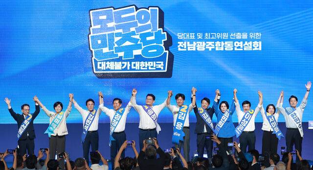 더불어민주당 당대표와 최고위원 후보들이 15일 전남광주 나주시 나주종합스포츠파크 다목적체육관에서 열린 합동연설회에서 기념촬영하고 있다. 왼쪽부터 박선원·임미애 최고위원 후보, 김민석·정청래·송영길 당대표 후보, 김용·김영호·최민희·이성윤·서미화·한민수 최고위원 후보. 연합뉴스