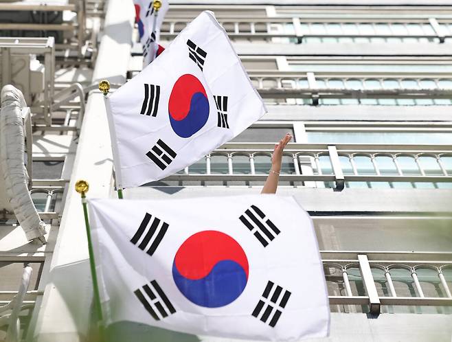 광복절을 이틀 앞둔 13일 대구 북구 대백인터빌 아파트에서 열린 광복 81주년 나라 사랑 태극기 달기 운동 행사에서 한국자유총연맹 대구북구지회 관계자들이 태극기를 달고 있다. 연합뉴스