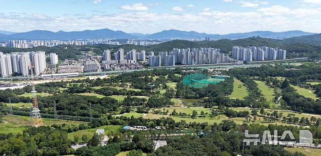 [서울=뉴시스] 김선웅 기자 = 정부가 13일 전월세 및 매매시장 안정을 위한 주택 신속공급 방안을 발표했다. 또한 지난 1월 29일 발표한 도심 내 공공부지 공급 계획에 대해 정비사업 지연요소는 과감히 개선하고 신속 공급이 가능한 매입임대 공급을 획기적으로 지원한다고 발표했다. 지난 1월 발표한 공공부지 중 하나인 태릉CC는 오는 29년 9월 착공될 예정이다. 사진은 서울 노원구 태릉CC의 모습. 2026.08.13. mangusta@newsis.com