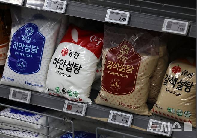 [서울=뉴시스] 조성우 기자 = 공정거래위원회가 CJ제일제당·삼양사·대한제당 등 3개 설탕 제조·판매업자에 대해 법 위반행위 금지명령과 가격변경 현황 보고명령 등 시정명령을 내리고, 총 4083억 원의 과징금을 부과했다고 12일 밝혔다.제당사 3곳은 지난 2021년 2월부터 2025년 4월까지 총 8회에 걸쳐 설탕 판매가격 변경의 폭과 시기 등을 합의한 것으로 알려졌다. 이날 서울 시내의 한 대형마트에 CJ제일제당의 브랜드 백설과 삼양사의 큐원 등 설탕 제품이 진열돼 있다. 2026.02.12. xconfind@newsis.com