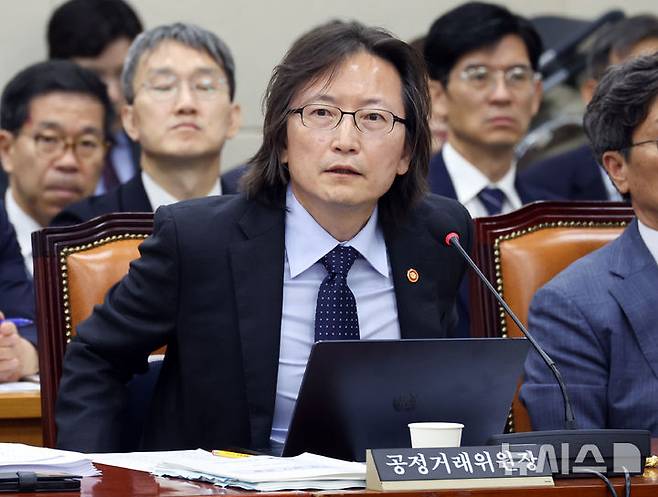[서울=뉴시스] 최진석 기자 = 주병기 공정거래위원장이 28일 여의도 국회에서 열린 정무위원회 제2차 전체회의에서 의원들의 질의에 답하고 있다. 2026.07.28. myjs@newsis.com