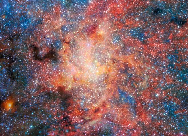제임스웹우주망원경(JWST)의 중적외선기기(MIRI)를 이용해 관측한 우리은하 중심 블랙홀 궁수자리 A*에서 약 0.55광년 떨어진 진화한 별 'IRS 3'의 모습. (사진=ESA) *재판매 및 DB 금지