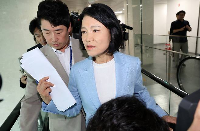 국민의힘 이진숙 의원이 14일 국회 소통관에서 5·18 민주화운동 관련 긴급 기자회견을 마친 뒤 취재진 질의를 받지 않고 이석하고 있다. 연합뉴스