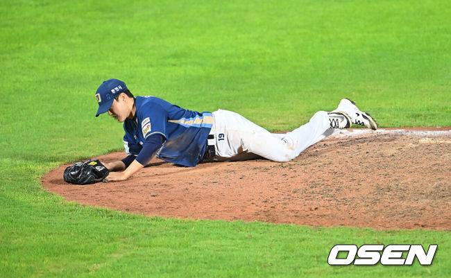 [OSEN=부산, 이석우 기자] 14일 부산 사직야구장에서 2026 신한 SOL KBO 리그 롯데 자이언츠와 NC 다이노스의 경기가 열렸다. 홈팀 롯데는 김진욱이, 방문팀 NC는 토다가 선발 출전했다.NC 다이노스 임지민이 9회말 2사 1루 롯데 자이언츠 레이예스의 타구에 맞고 마운드에 쓰러져 있다. 2026.08.14 / foto0307@osen.co.kr
