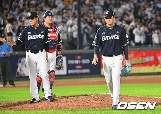 [OSEN=부산, 이석우 기자] 14일 부산 사직야구장에서 2026 신한 SOL KBO 리그 롯데 자이언츠와 NC 다이노스의 경기가 열렸다. 홈팀 롯데는 김진욱이, 방문팀 NC는 토다가 선발 출전했다.롯데 자이언츠 김원중이 9회초 역전을 허용하고 교체되고 있다. 2026.08.14 / foto0307@osen.co.kr