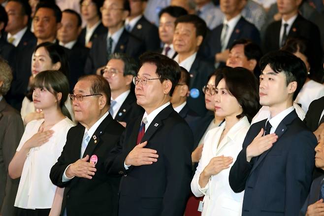 국민의례 하는 이재명 대통령 - [서울=뉴시스] 조성봉 기자 = 이재명 대통령이 15일 서울 종로구 세종문화회관에서 열린 제81주년 광복절 경축식에서 국민의례를 하고 있다.(청와대통신사진기자단) 2026.08.15. suncho21@newsis.com