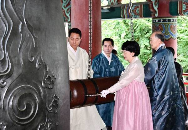 15일 ‘제81주년 광복절 기념 타종행사’에 참석한 임만균 서울특별시의회 의장이 타종인사들과 함께 타종하고 있다.