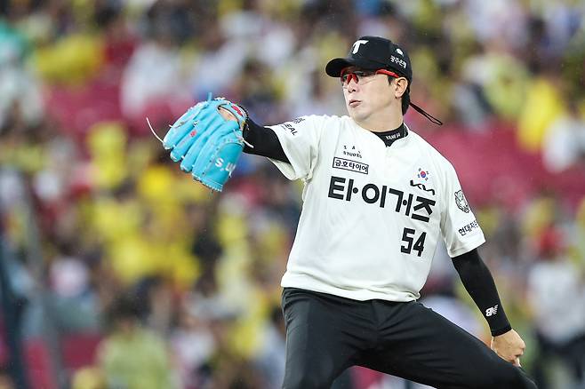 KIA 양현종이 15일 광주 두산전에서 힘껏 투구하고 있다. KIA 타이거즈 제공